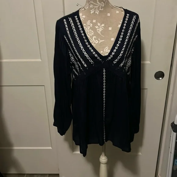 This is a navy tunic in a medium/Large - Picture 1 of 3